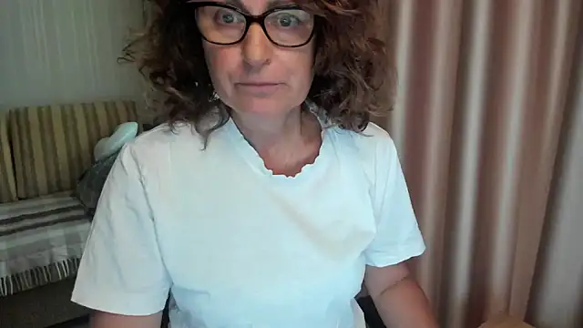 Snapshot of lauraoven chatting on 07.21.26 lauraoven online show from 07.21.26