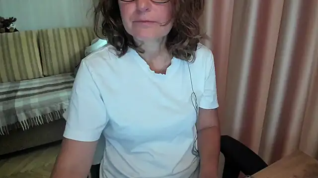 Snapshot of lauraoven chatting on 07.24.26 lauraoven online show from 07.24.26