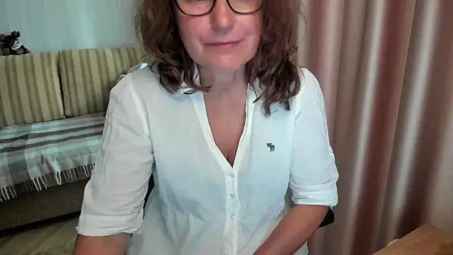 Snapshot of lauraoven chatting on 07.31.26 lauraoven online show from 07.31.26