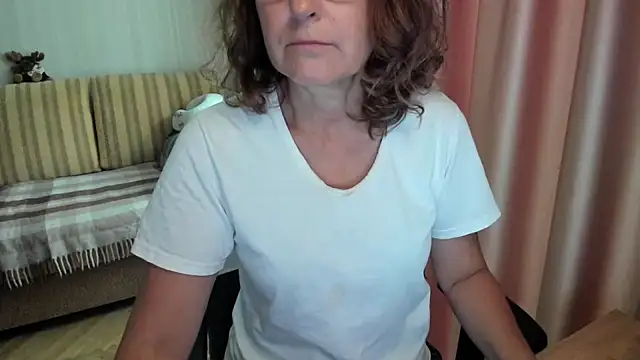 Snapshot of lauraoven chatting on 08.02.26 lauraoven online show from 08.02.26