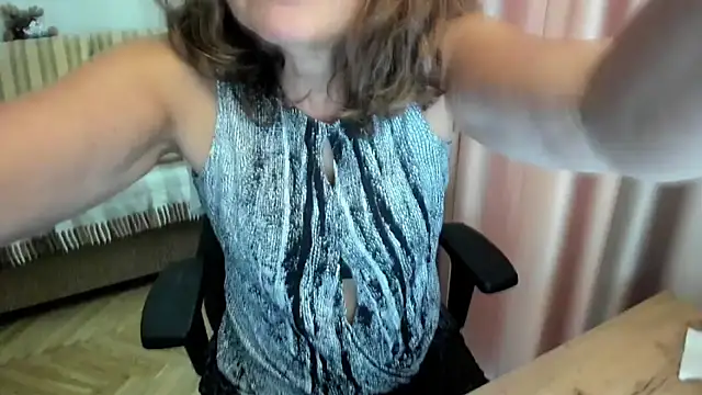 Snapshot of lauraoven chatting on 08.04.26 lauraoven online show from 08.04.26