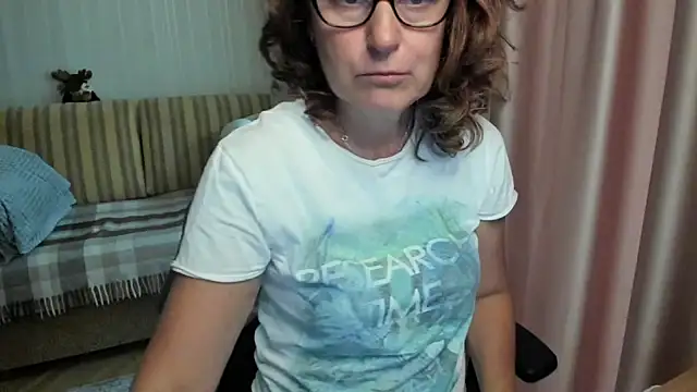 Snapshot of lauraoven chatting on 08.06.26 lauraoven online show from 08.06.26