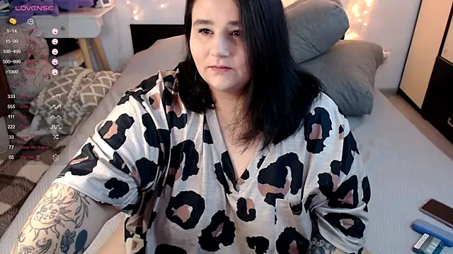 Snapshot of naughtykiss chatting on 10.25.25 naughtykiss online show from 10.25.25