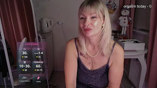 Snapshot of JuliaVilnet chatting on 12.16.24 JuliaVilnet online show from 12.16.24