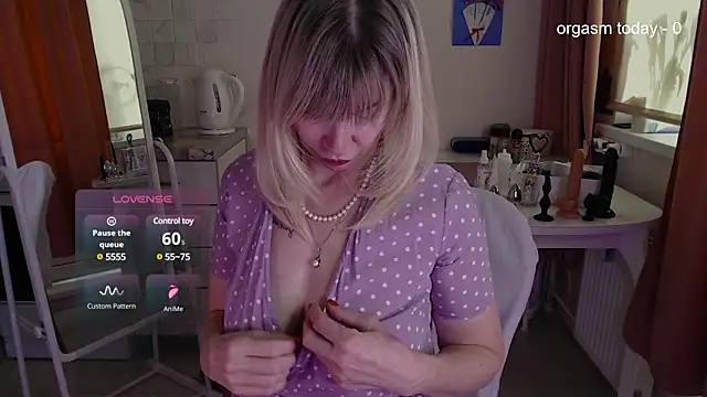 Snapshot of JuliaVilnet chatting on 03.11.25 JuliaVilnet online show from 03.11.25