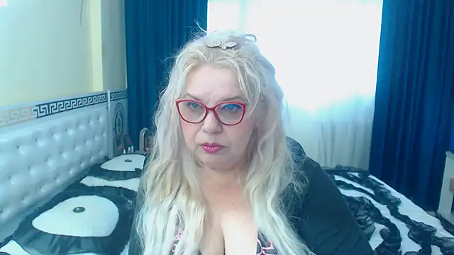 Snapshot of SonyaHotMilf chatting on 11.19.25 SonyaHotMilf online show from 11.19.25