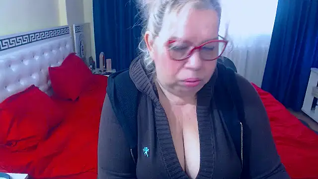 Snapshot of SonyaHotMilf chatting on 12.17.25 SonyaHotMilf online show from 12.17.25