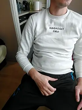 Snapshot of MlodyDres chatting on 10.04.25 MlodyDres online show from 10.04.25