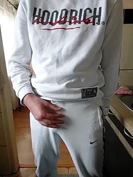 Snapshot of MlodyDres chatting on 10.26.25 MlodyDres online show from 10.26.25