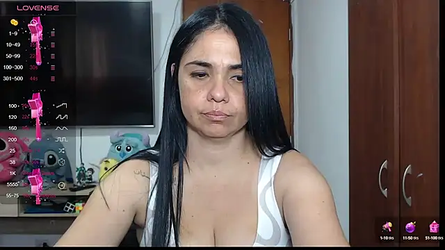 Snapshot of selena_ferri chatting on 01.10.25 selena ferri online show from 01.10.25
