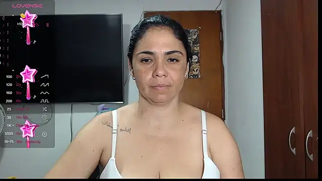 Snapshot of selena_ferri chatting on 02.14.25 selena ferri online show from 02.14.25