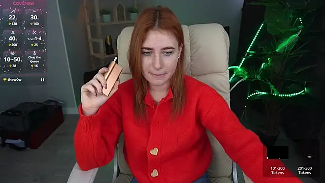 Snapshot of EmilyFoxxi chatting on 12.04.24 EmilyFoxxi online show from 12.04.24