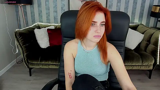 Snapshot of EmilyFoxxi chatting on 12.06.24 EmilyFoxxi online show from 12.06.24