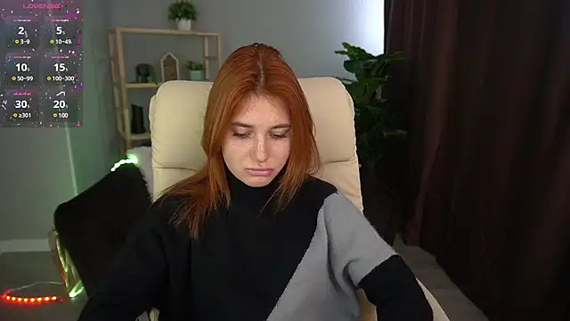 Snapshot of EmilyFoxxi chatting on 12.18.24 EmilyFoxxi online show from 12.18.24