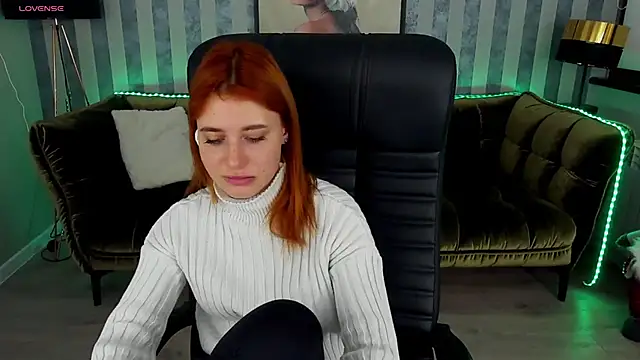 Snapshot of EmilyFoxxi chatting on 12.20.24 EmilyFoxxi online show from 12.20.24