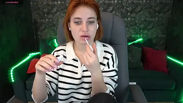 Snapshot of EmilyFoxxi chatting on 12.21.24 EmilyFoxxi online show from 12.21.24