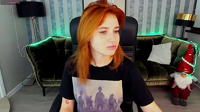 Snapshot of EmilyFoxxi chatting on 12.23.24 EmilyFoxxi online show from 12.23.24