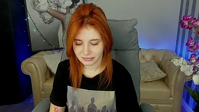 Snapshot of EmilyFoxxi chatting on 12.27.24 EmilyFoxxi online show from 12.27.24