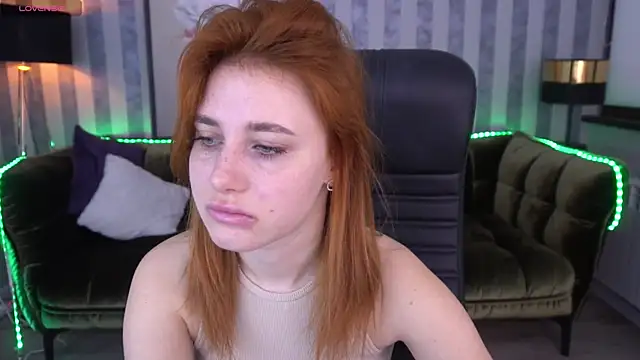 Snapshot of EmilyFoxxi chatting on 02.10.25 EmilyFoxxi online show from 02.10.25