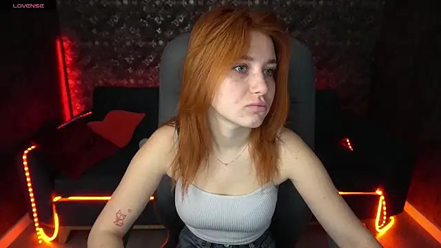 Snapshot of EmilyFoxxi chatting on 03.05.25 EmilyFoxxi online show from 03.05.25