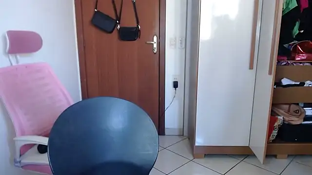 Snapshot of bustycarly chatting on 11.22.25 bustycarly online show from 11.22.25