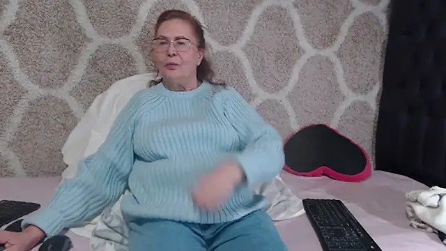 Snapshot of Hottie-Mom chatting on 02.07.26 Hottie-Mom online show from 02.07.26