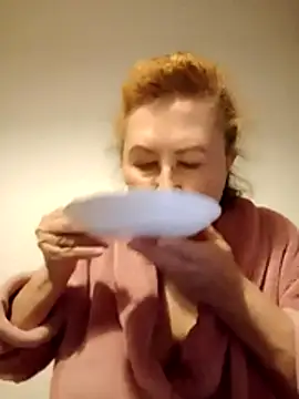 Snapshot of Hottie-Mom chatting on 04.07.26 Hottie-Mom online show from 04.07.26