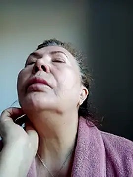 Snapshot of Hottie-Mom chatting on 04.11.26 Hottie-Mom online show from 04.11.26