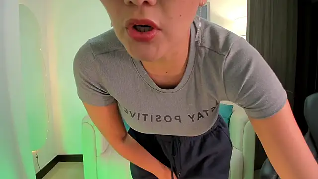 Snapshot of SaraParker_ chatting on 10.13.25 SaraParker online show from 10.13.25