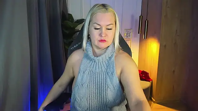 Snapshot of YolandaKiss chatting on 02.01.25 YolandaKiss online show from 02.01.25