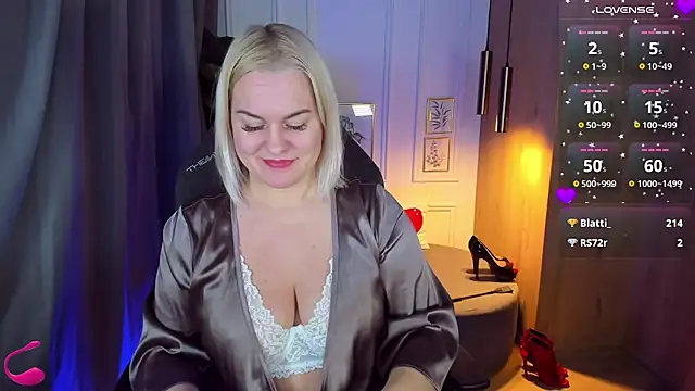 Snapshot of YolandaKiss chatting on 02.19.25 YolandaKiss online show from 02.19.25