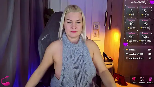 Snapshot of YolandaKiss chatting on 02.20.25 YolandaKiss online show from 02.20.25