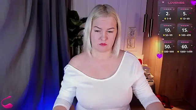 Snapshot of YolandaKiss chatting on 02.22.25 YolandaKiss online show from 02.22.25