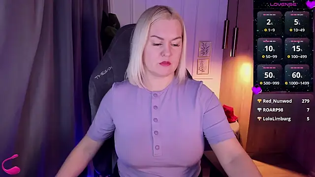 Snapshot of YolandaKiss chatting on 02.25.25 YolandaKiss online show from 02.25.25