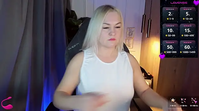 Snapshot of YolandaKiss chatting on 03.01.25 YolandaKiss online show from 03.01.25