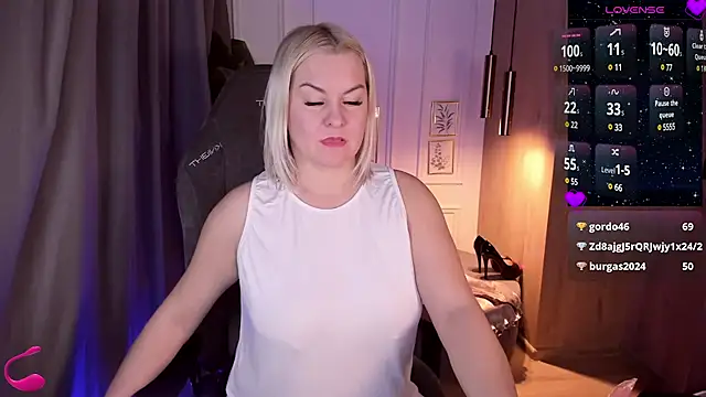 Snapshot of YolandaKiss chatting on 03.01.25 YolandaKiss online show from 03.01.25