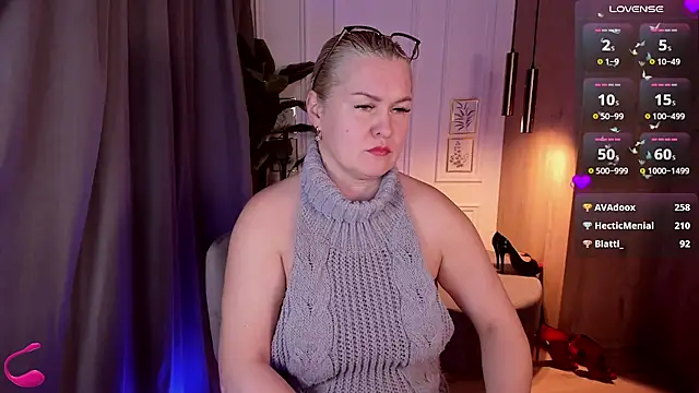 Snapshot of YolandaKiss chatting on 03.18.25 YolandaKiss online show from 03.18.25