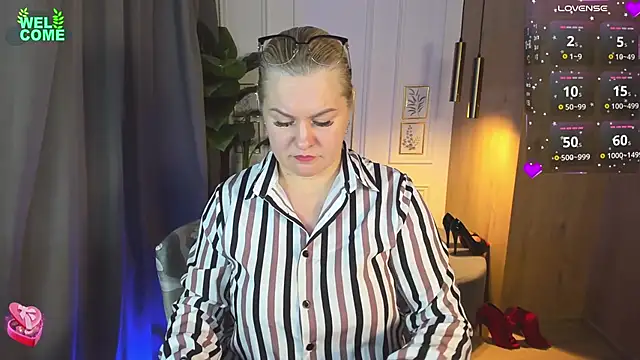 Snapshot of YolandaKiss chatting on 03.20.25 YolandaKiss online show from 03.20.25