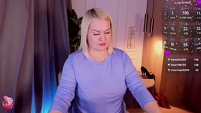 Snapshot of YolandaKiss chatting on 03.23.25 YolandaKiss online show from 03.23.25