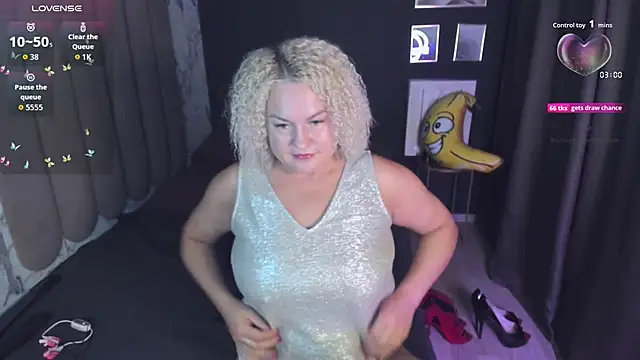 Snapshot of YolandaKiss chatting on 09.16.25 YolandaKiss online show from 09.16.25