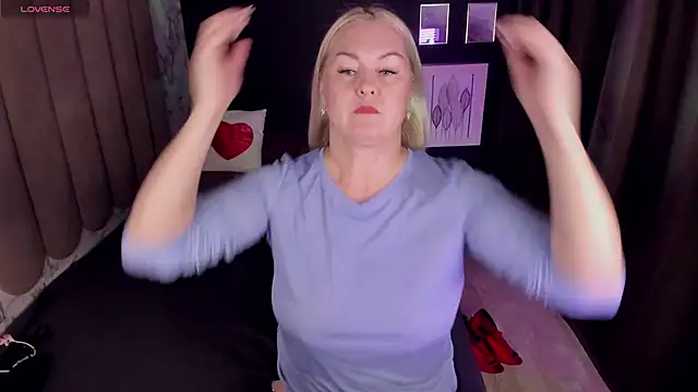 Snapshot of YolandaKiss chatting on 10.13.25 YolandaKiss online show from 10.13.25