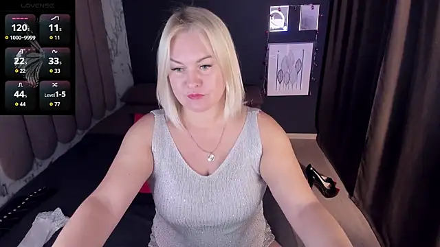 Snapshot of YolandaKiss chatting on 10.23.25 YolandaKiss online show from 10.23.25