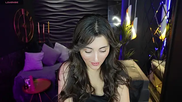 Snapshot of KylieMellow chatting on 12.28.24 KylieMellow online show from 12.28.24