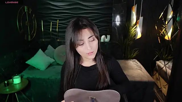Snapshot of KylieMellow chatting on 01.04.25 KylieMellow online show from 01.04.25