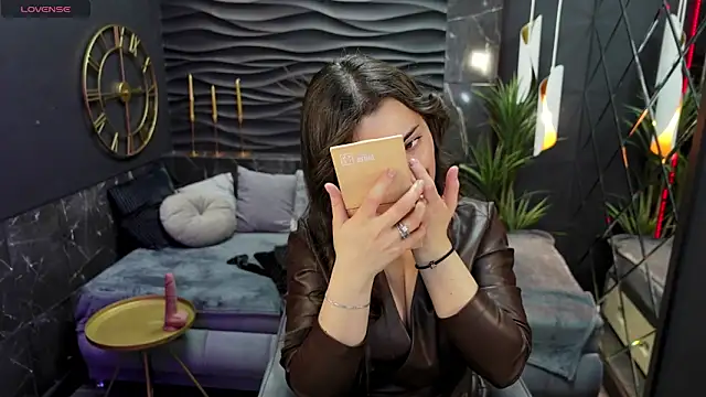 Snapshot of KylieMellow chatting on 02.15.25 KylieMellow online show from 02.15.25