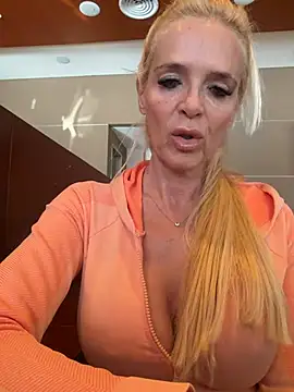 Snapshot of Reyna63 chatting on 06.19.26 Reyna63 online show from 06.19.26