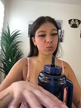 Alyshanon18 online show from 10.31.25