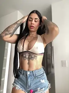 Snapshot of LaraHenao chatting on 01.07.25 LaraHenao online show from 01.07.25