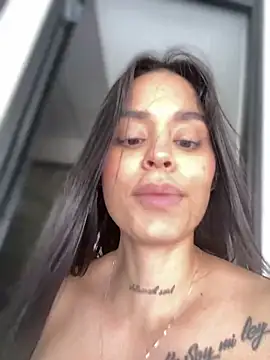 Snapshot of LaraHenao chatting on 02.12.25 LaraHenao online show from 02.12.25