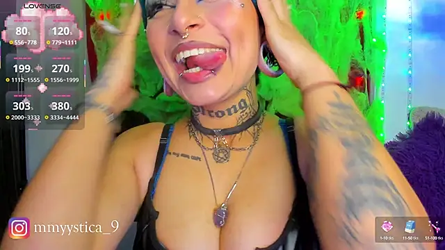 Snapshot of Rainnbow_ chatting on 10.02.25 Rainnbow online show from 10.02.25